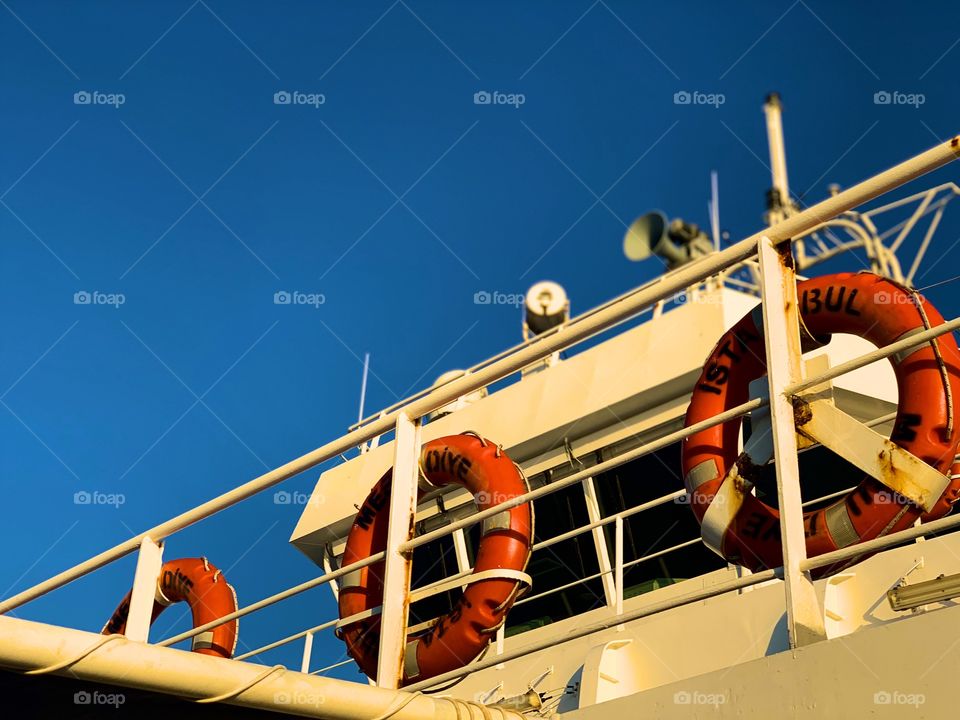 Rettungsringe auf Frachter Schiff 