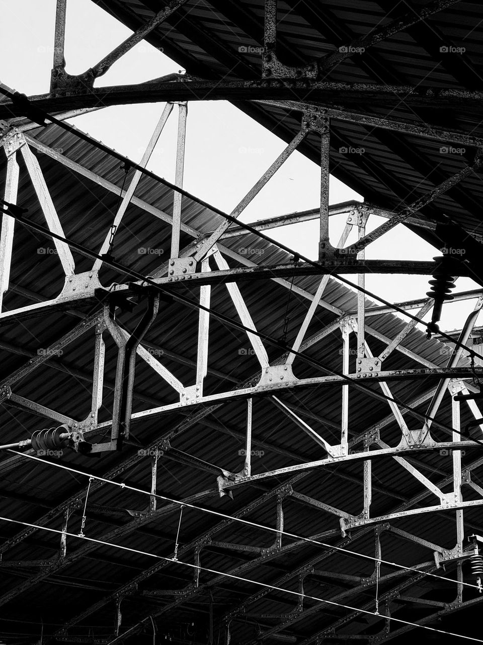 Railway station architectural roof for strong structural support