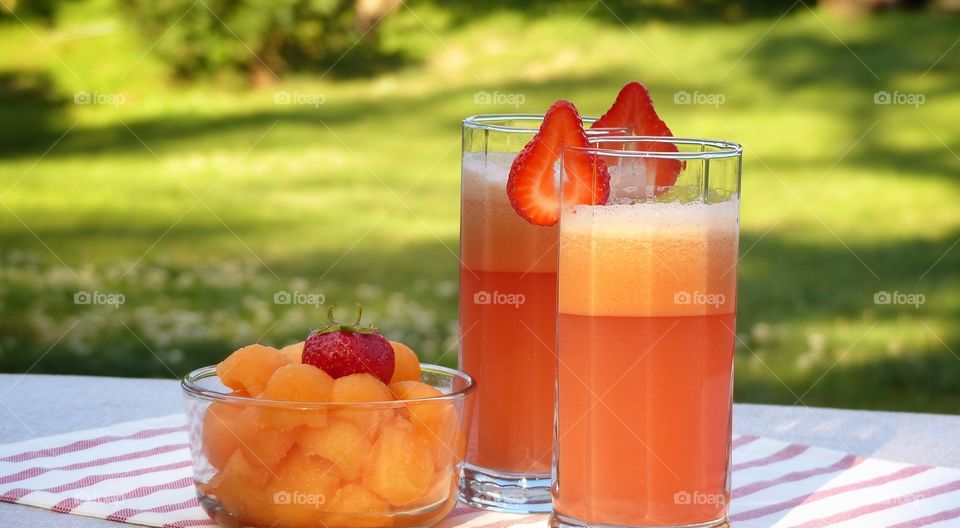 Cantaloupe melon and strawberry juice