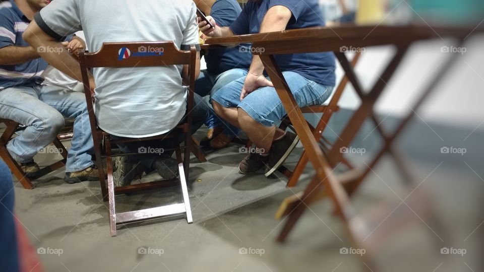 Roda de amigos em bar/conveniência.