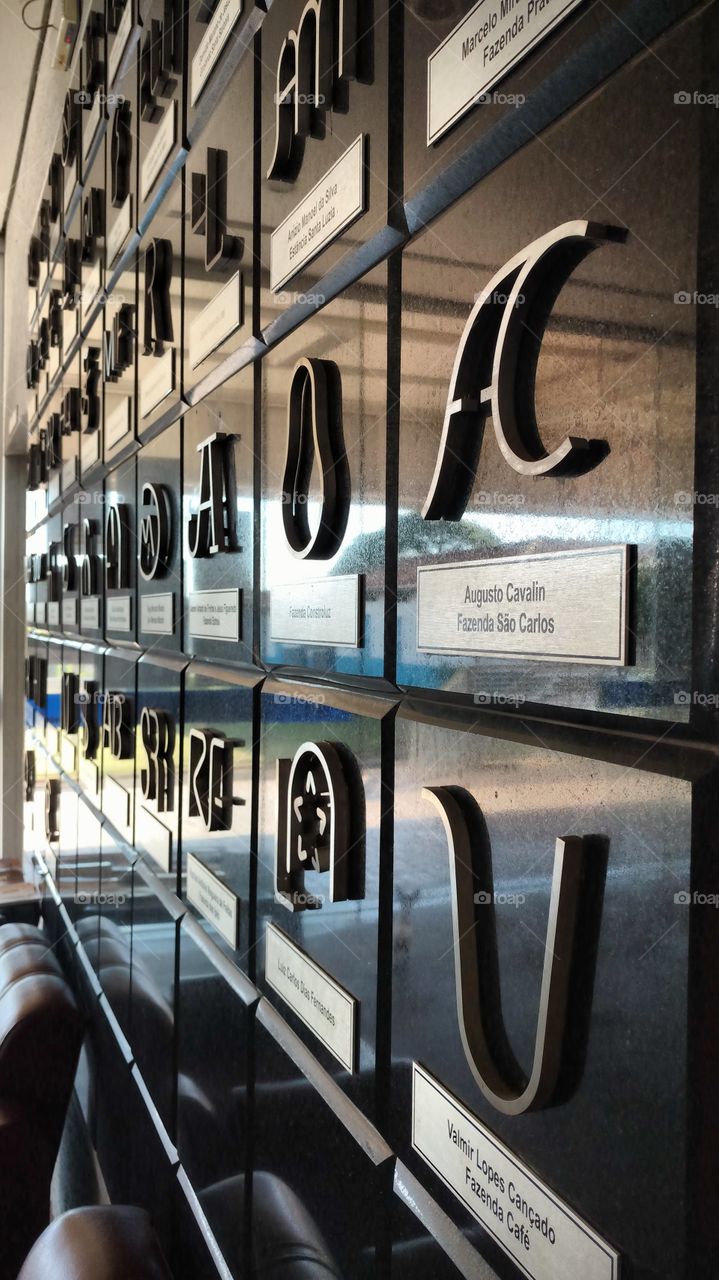 Painel de mármore com marcas registradas da pecuaria.