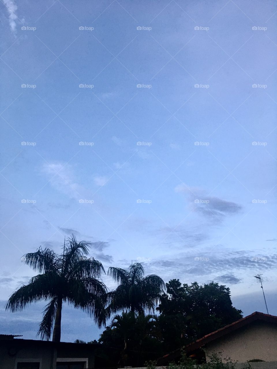 Céu azul com algumas nuvens. Será que o calor voltará a ser forte aqui em Jundiaí? Talvez. 