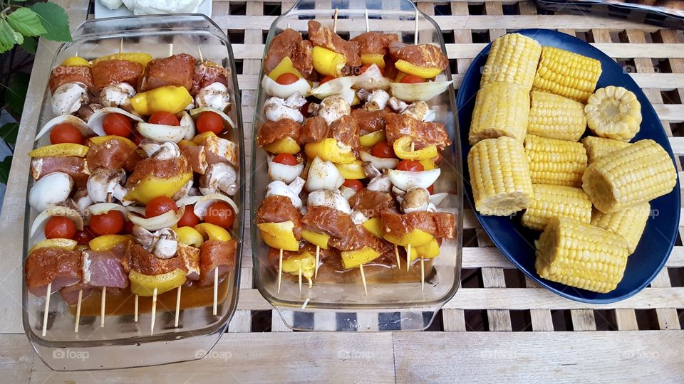 Brochettes of meat and vegetables 