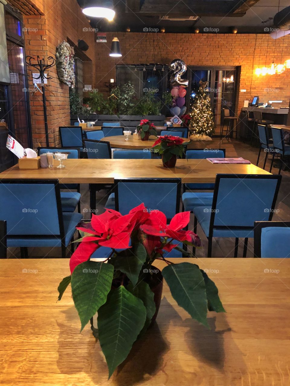 Restaurant table decoration with flowers 