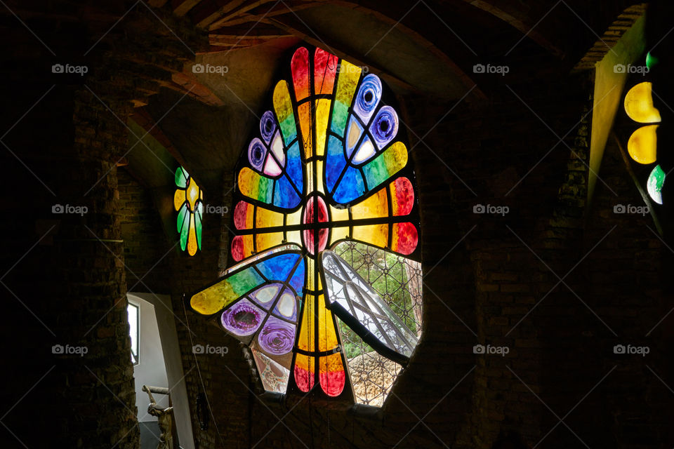 Ventana de la Cripta de la Colonia Guell. Gaudí. 