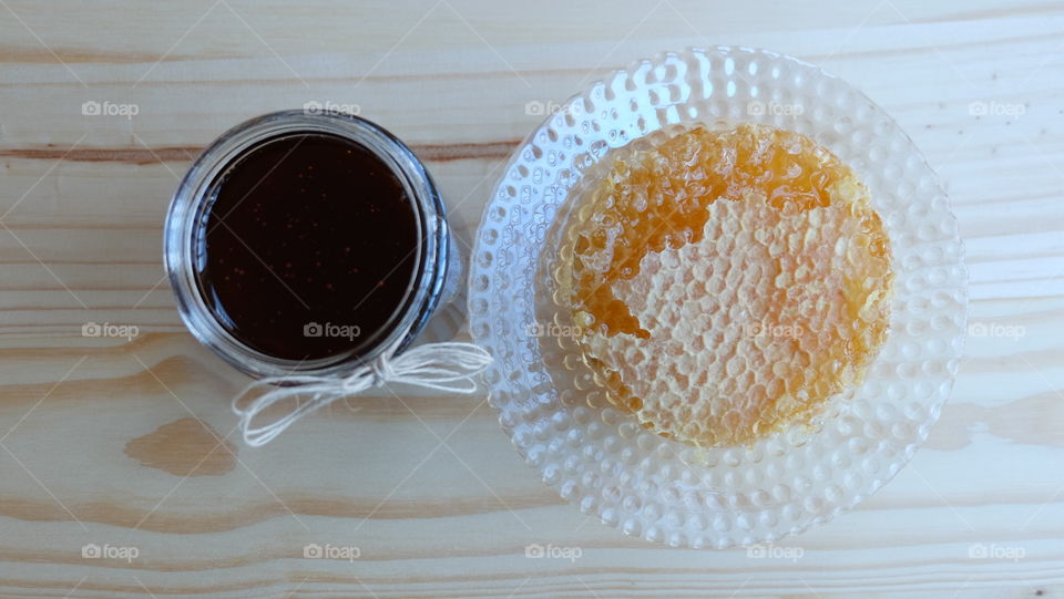 Raw honey and honeycomb