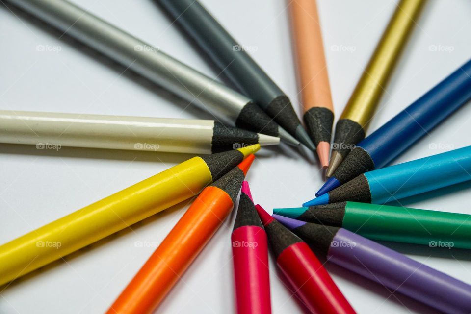 Different colored crayons arranged in a circle.