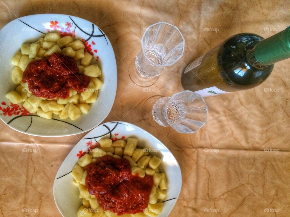 Italian food gnocchi e sugo di salsicce vegane  