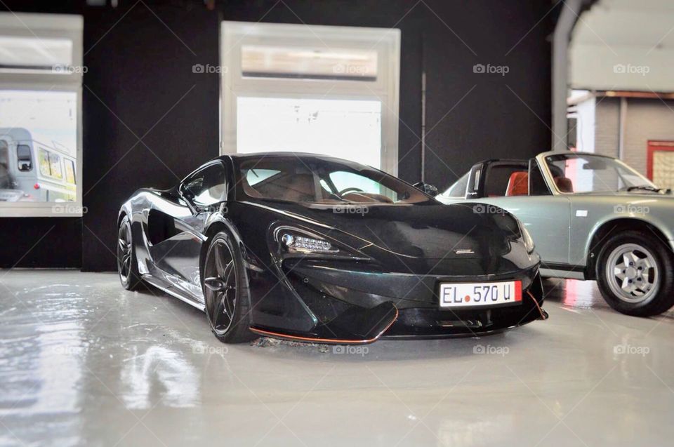 Black McLaren 570S