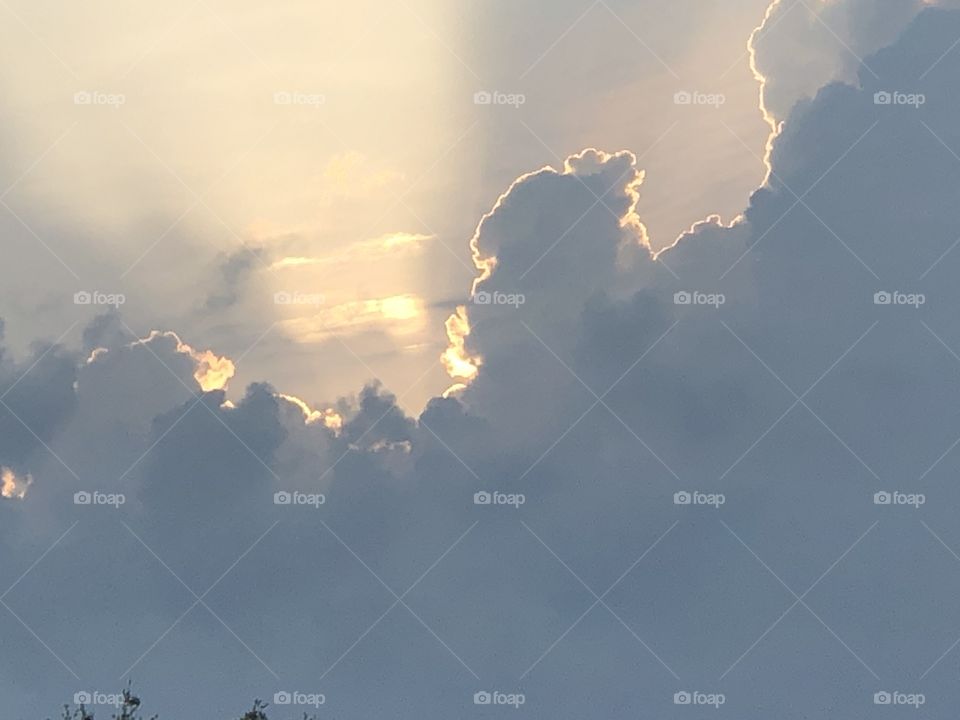 Sun lines cloud with rays