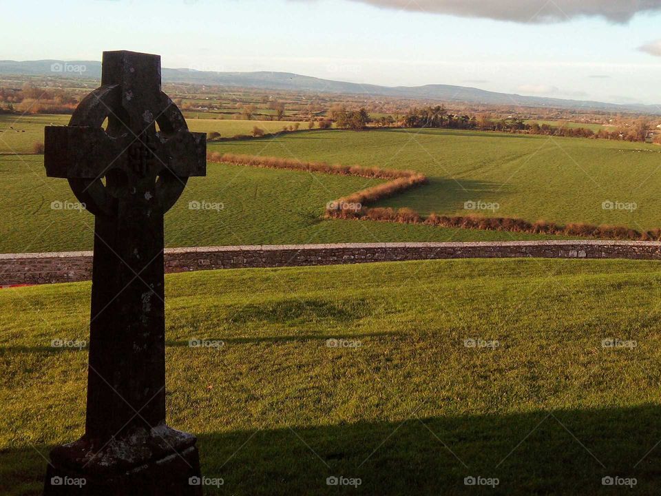 An image of a Irish cross.