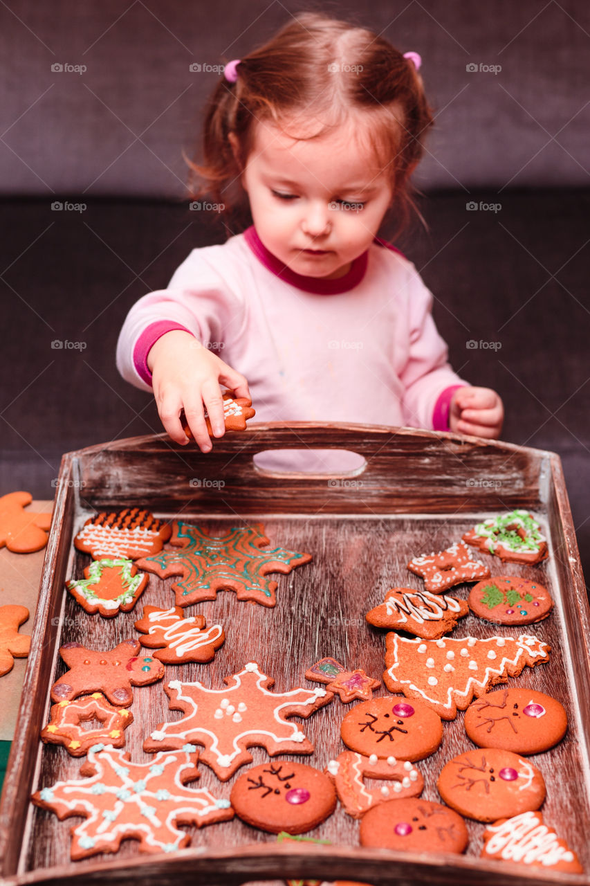 A little girl with gingerbread cookies