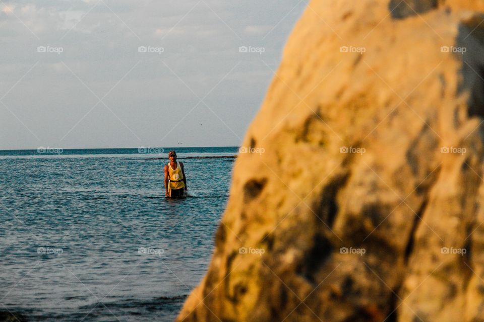 Pescador saliendo del agua 