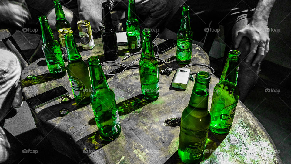 Garrafas, long necks. Cerveja Heineken, confraternização, amigos.