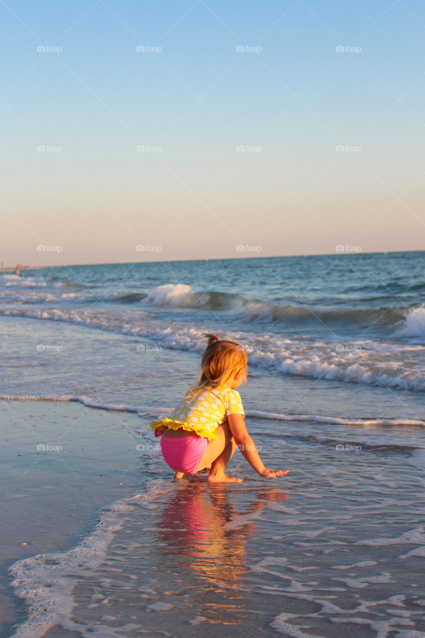 Little girl playing in the weves