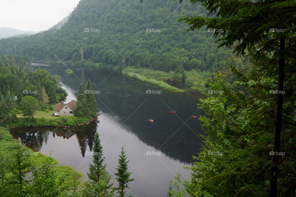 Rivière de la Jacques-Cartier qui traverse le parc forestier éponyme 