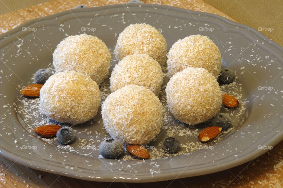 Almonds Raffaello mini cakes with coconut