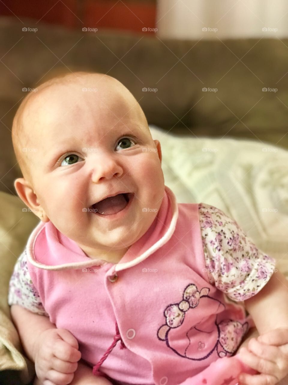 The joy of a newborn child, being treated with love and affection by their parents. And happy to wear Pampers diapers. / A alegria de uma criança recém-nascida, sendo tratada com amor e carinho pelos seus pais. E feliz por usar fraldas Pampers.