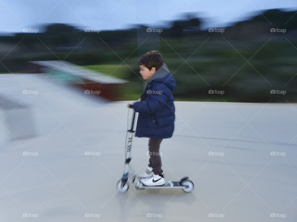 niño en movimiento en skate