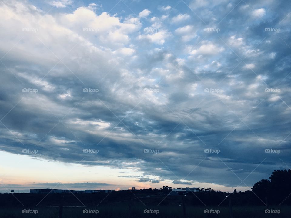 #Entardecer muito bonito, com as #nuvens chegando e mudando o #céu.
🌄
#natureza
#fotografia
#beleza
#inspiração 
#paisagem