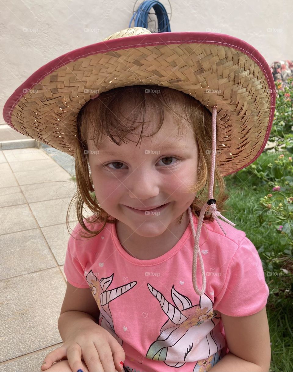 My daughter Maria Estela and her cute hat on the selfie.  How not to be happy with that smile? / Minha filha Maria Estela e seu gracioso chapéu na selfie. Como não ser feliz com esse sorriso?