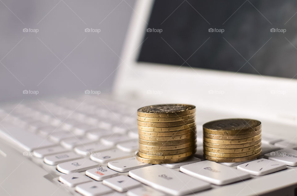 монеты на клавиатуре ноутбука