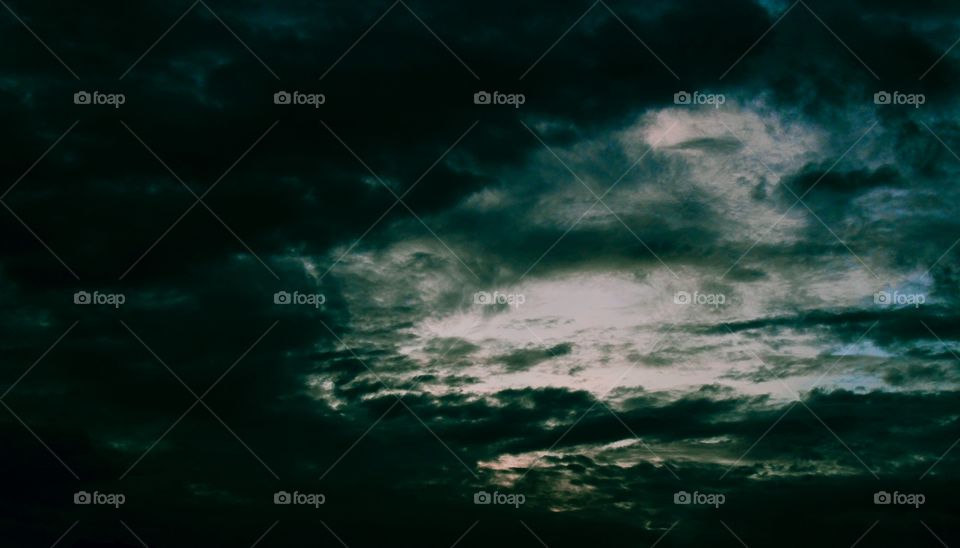 Although not all of the black clouds indicate that it will rain in the afternoon because the dark clouds have covered the area and make sure the rain will fall evenly