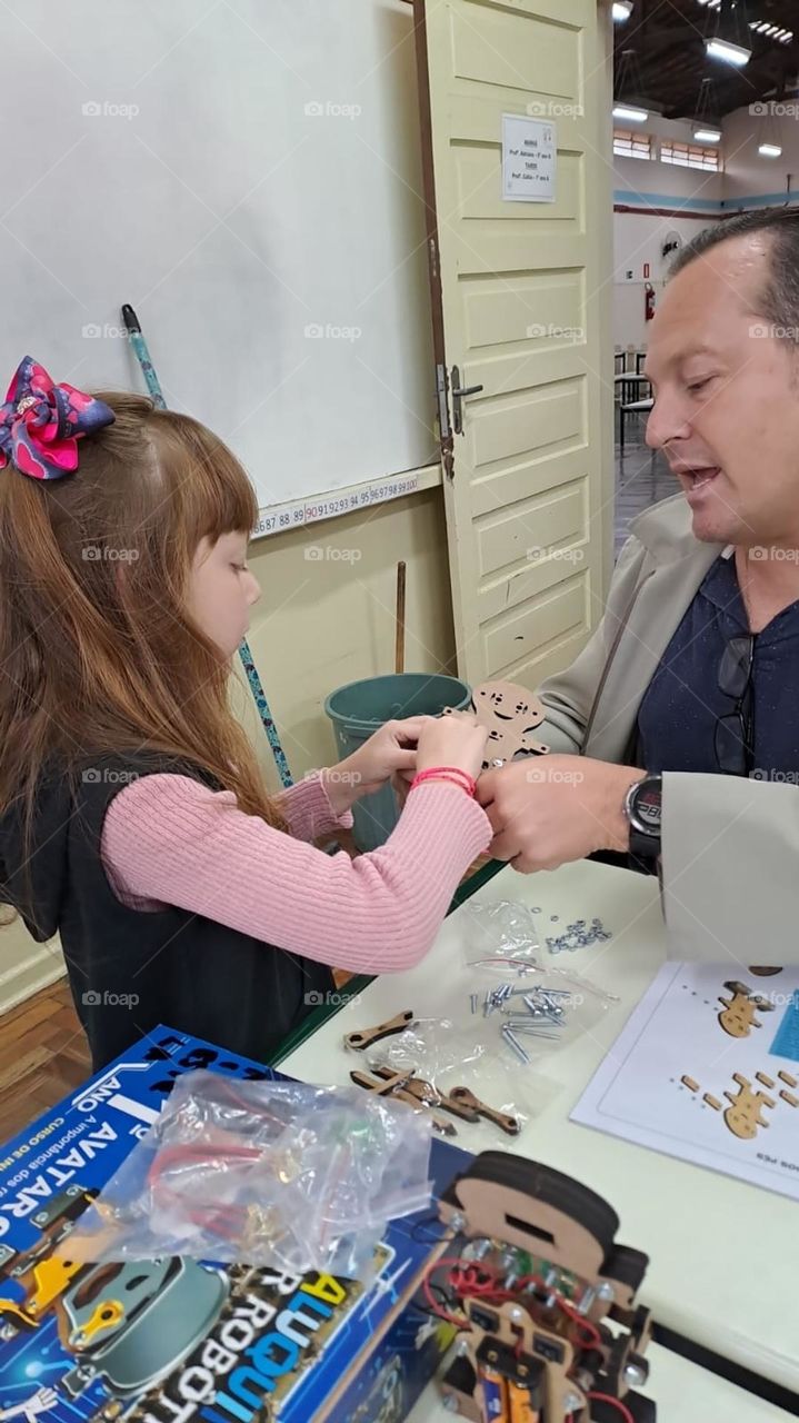 E passamos a manhã com as amigas da Tetéia, montando robôs!
O nosso foi o Menino Maluquinho. 
Parabéns à Prefeitura de Bragança Paulista, pelo ensino público de qualidade.
🤖💖👨‍👧‍👧
#PaiDeMeninas #Amor #Carinho #ensino