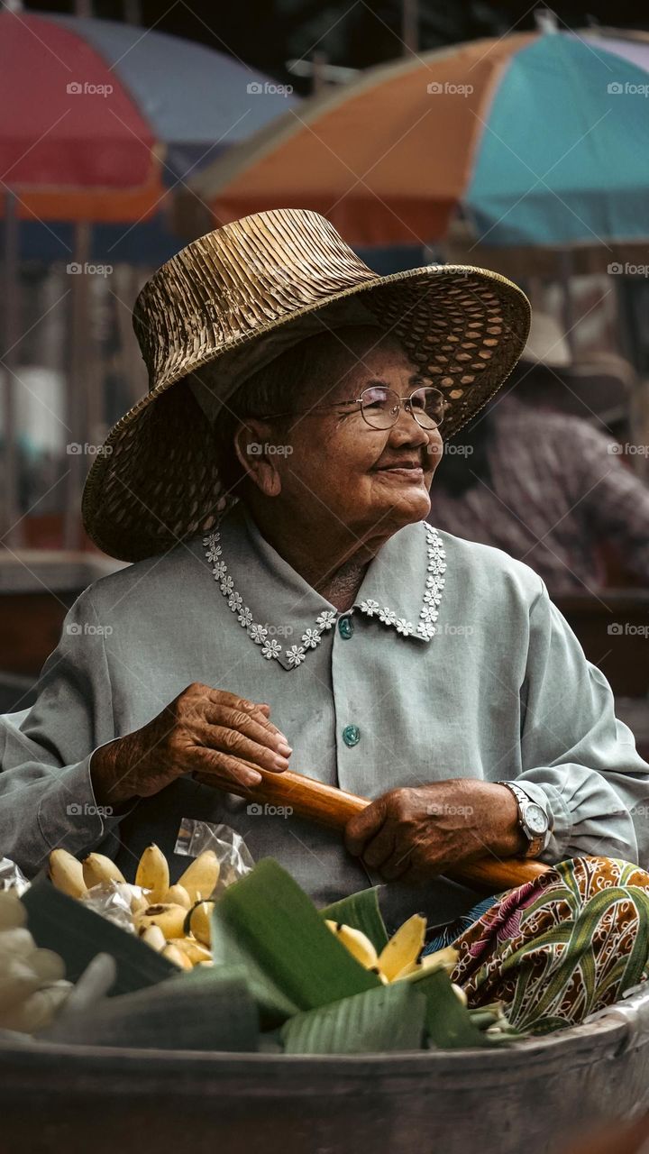 Selling fruit in the floating market 