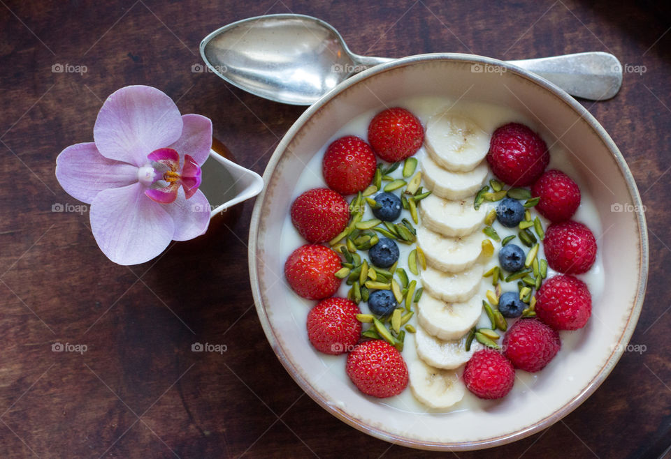 Yoghurt and fruits in bowl