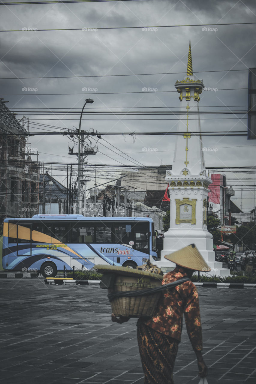Suatu hari di Tugu Yogyakarta dengan seorang nenek yang sedang berjalan diiringi dengan bus Tayo yang ada di gambar ini 😂