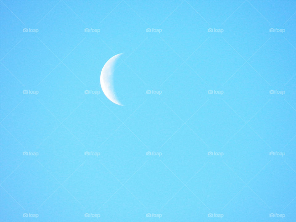 A moon with few light on her side