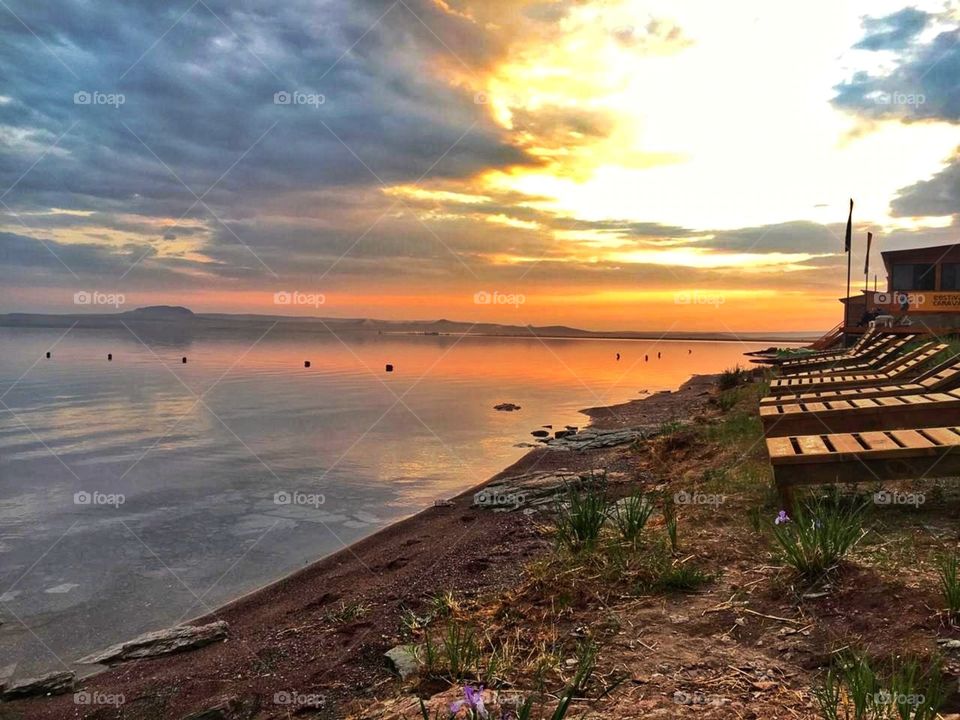 закат на пляже озера Белё в Хакасии