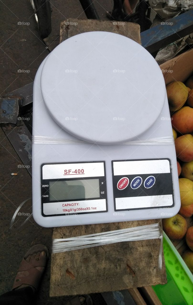 Simple and cheap weighing machine costing only Rs. 350 being used by an apple seller in Chandni Chawk, Kolkata. He said that it can weigh up to 10 kgs  !!