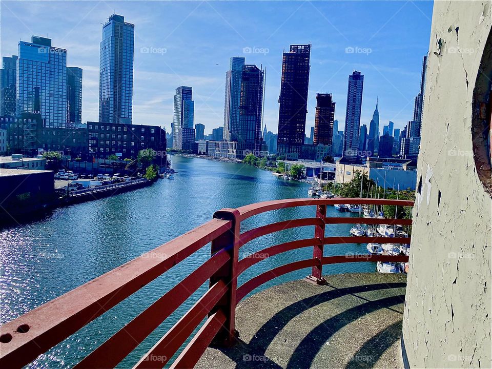 This is the view from the „Pulaski Bridge“ at „Newtown Creek“ in LIC, Queens. On the left we see „Greenpoint“, Bklyn, straight ahead and to the right LIC and „Manhattan“ on this sunny Indian summer day in early October 2023. Hypnotic Productions