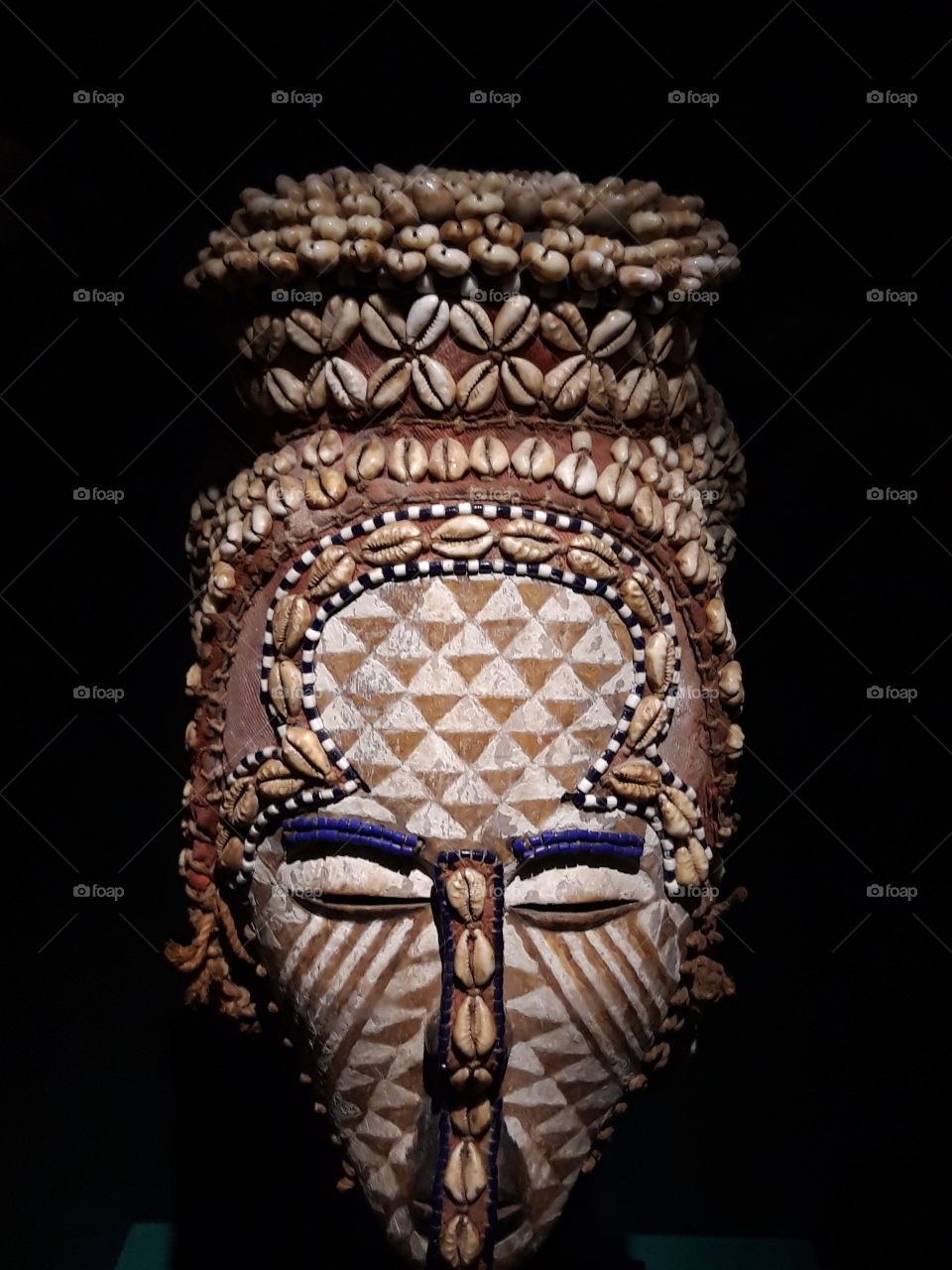 masque africain au musee barbier muller a geneve