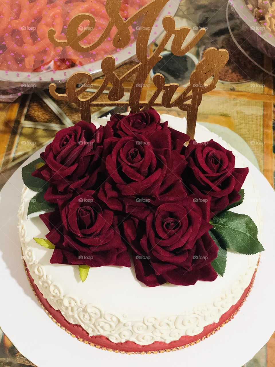 Red artificial roses on fondant cake.Yummi cake too.