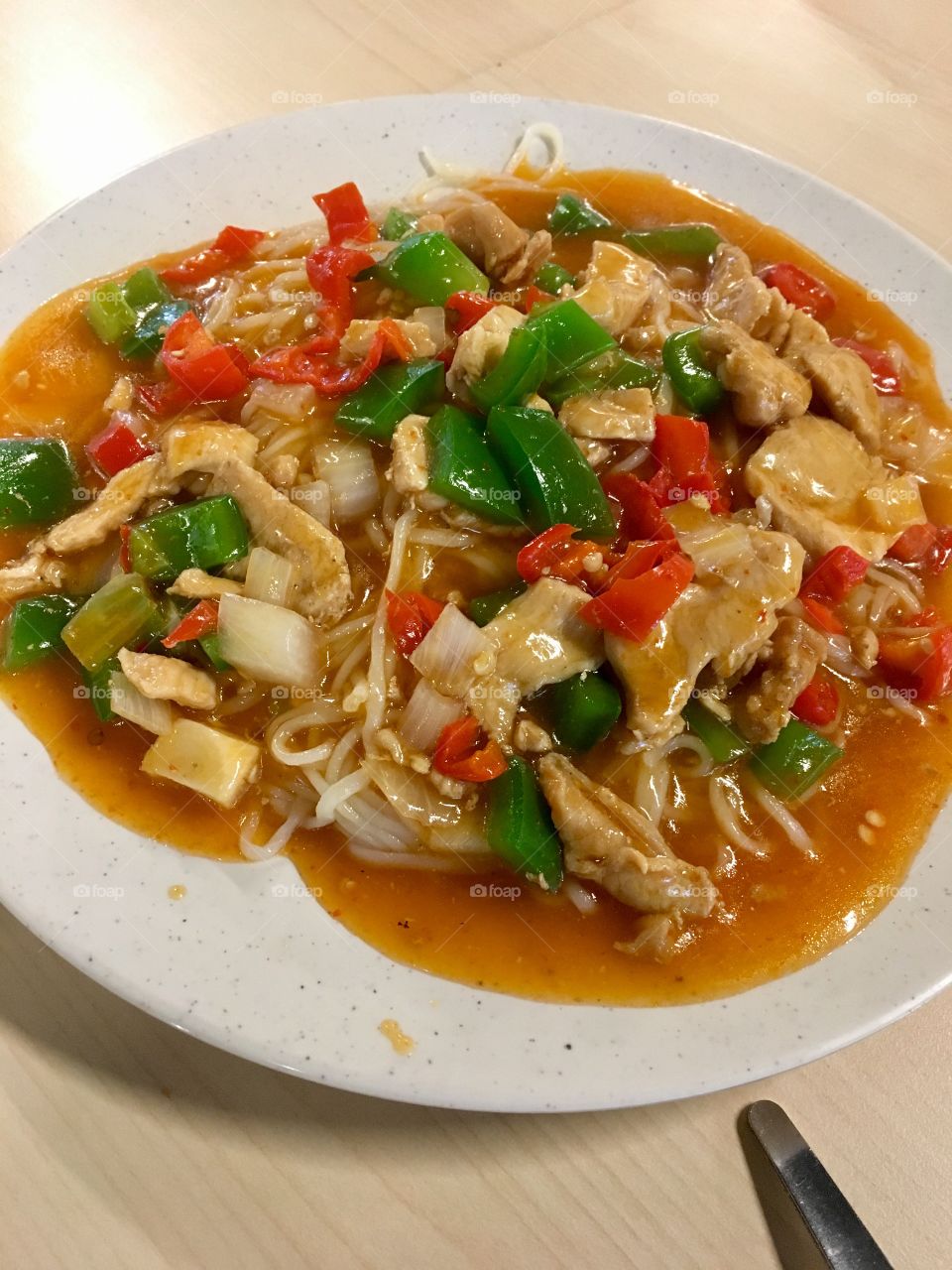 Hand-pulled noodles with diced chicken and capsicum 