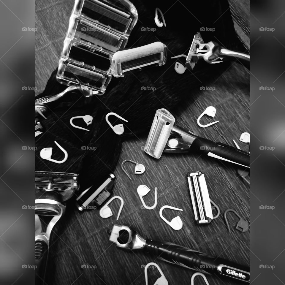 maquinillas de afeitar en blanco y negro