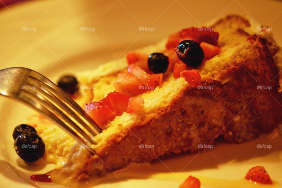 Tres Leche Cake, Mexican Dessert, Delicious Desserts, Fruit On Top Of Cake, Dessert Time 