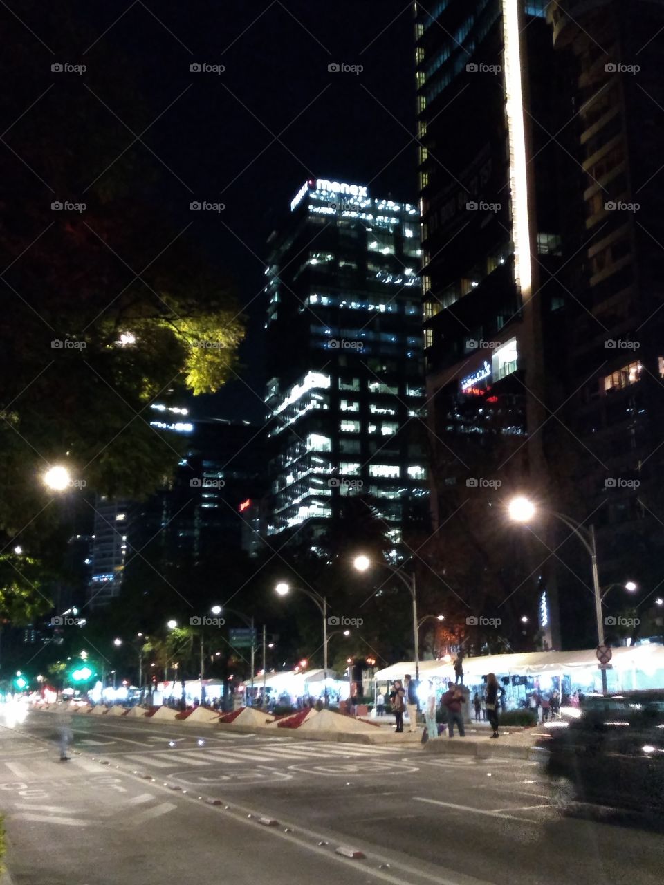 la ciudad de noche y sus edificios.
