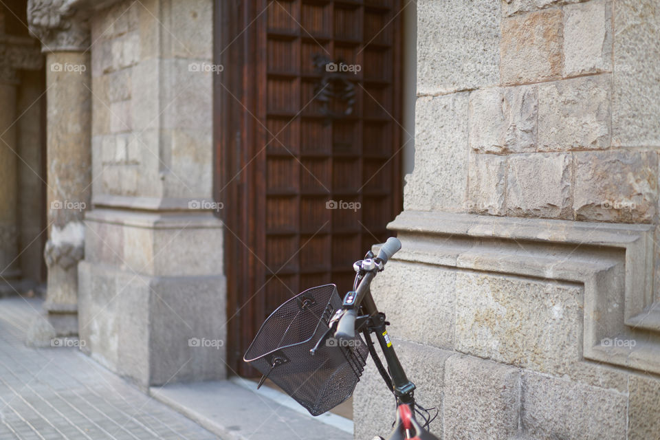 Bici en la puerta de la Casa de les Puntxes