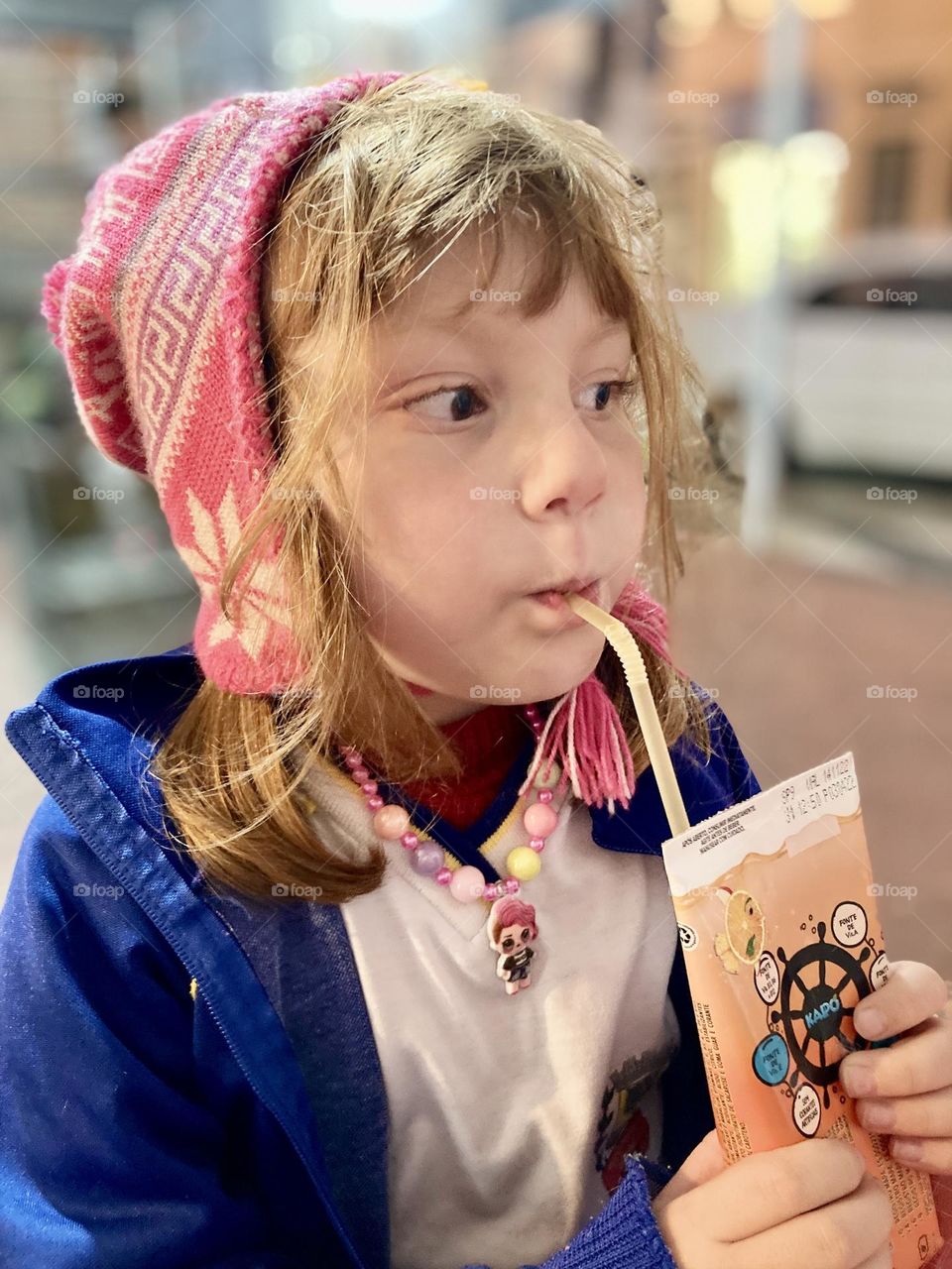 🇺🇸 A snapshot of everyday life.  Without her realizing it, I photographed my little daughter Estela drinking juice and very concentrated… what would she be thinking? / 🇧🇷 Sem ela perceber, fotografei minha Estela tomando suco… o que estaria pensando?