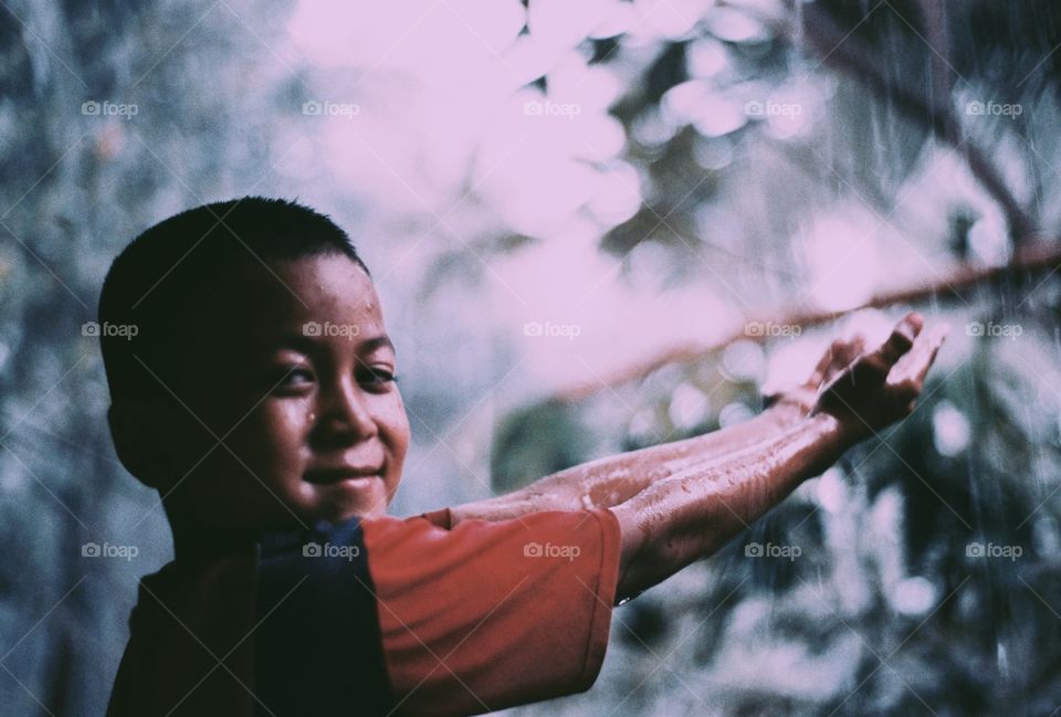 The little joy of the boy with the rain