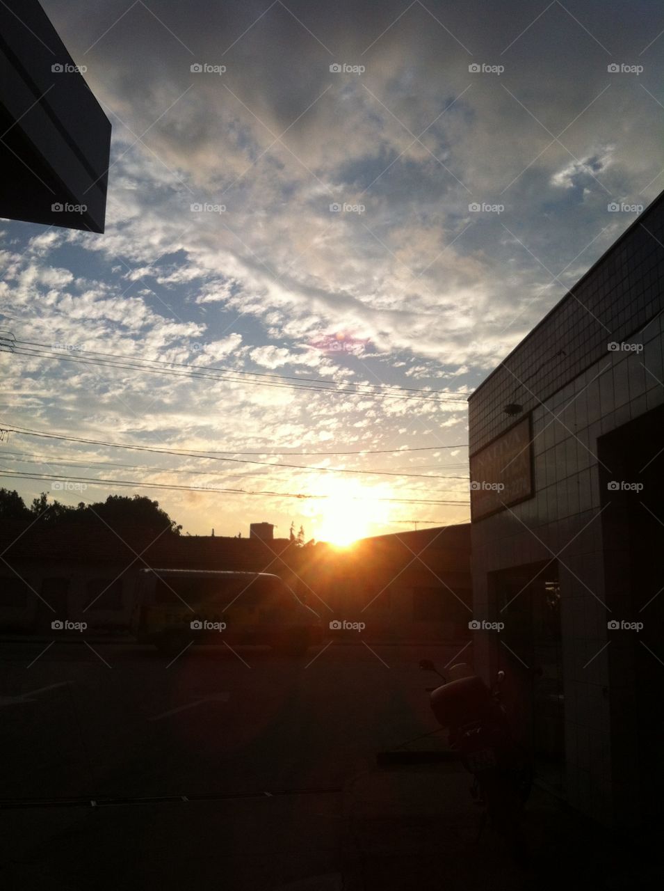 Um entardecer muito bonito, com nuvens espaçadas e sol bucólico. De um dia qualquer!