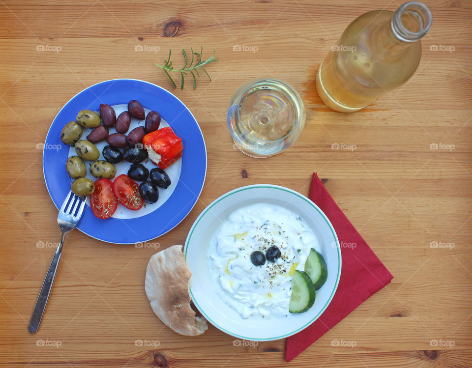 Greek appetizer with Pita-Bread and Retsina