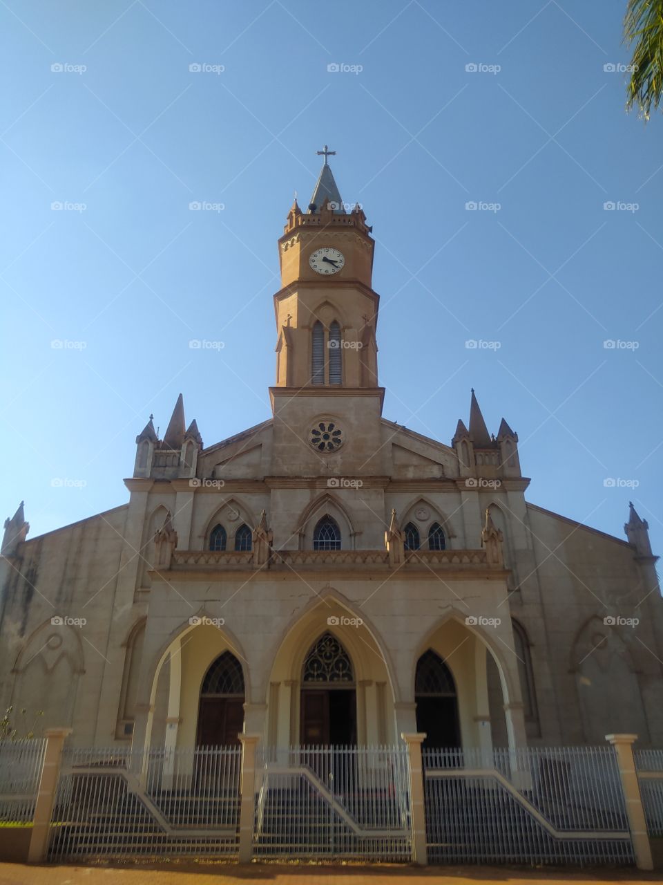 igreja católica no centro de cidade em interior de São Paulo com estruturas góticas.