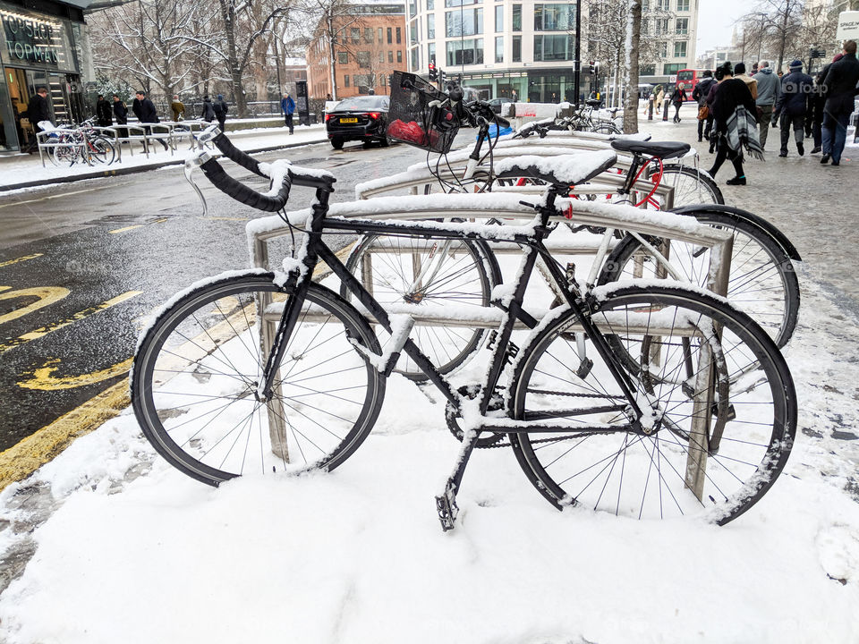 Heavy snow in London causing chaos