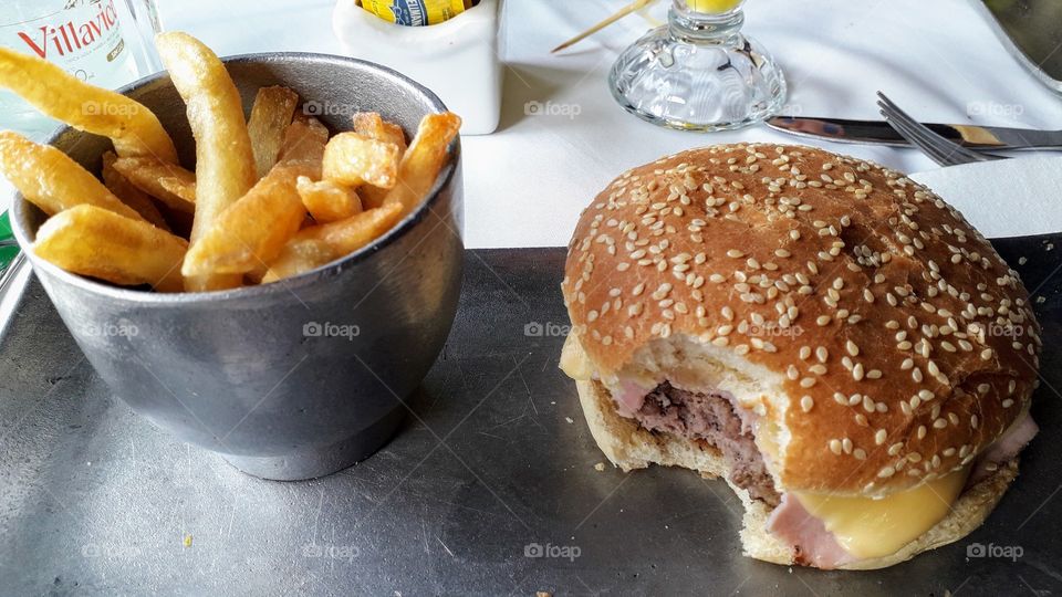 una buena hamburguesa en el almuerzo en un hotel de pinamar, hamburguesa casera con jamón y queso, riquisimo