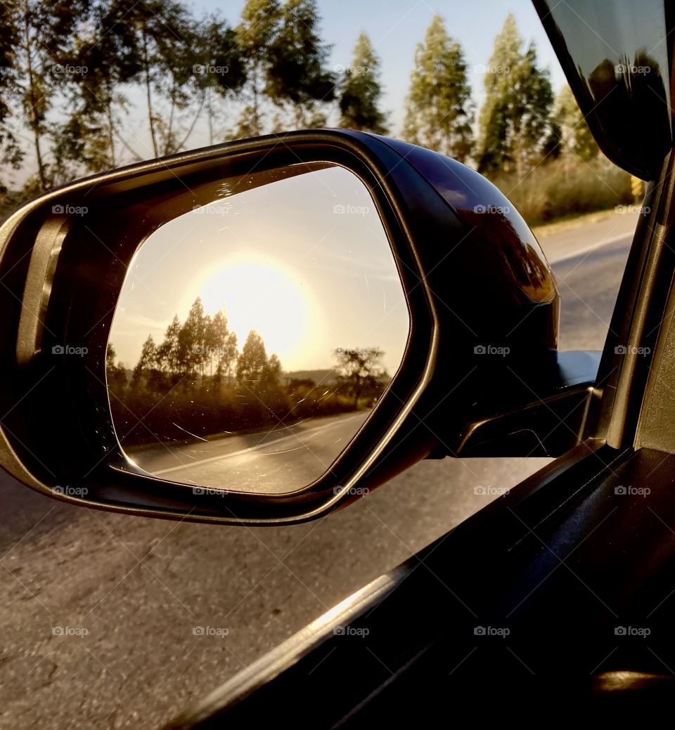 🇺🇸 From the car window, it also goes!  Look at the size of that sun!  We have a motivating evening in the rearview mirror.  What a beauty!  / 🇧🇷 Da janela do carro, também vale! Olhe o tamanho desse sol! Temos um entardecer motivante pelo retrovisor. 